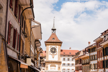 Fototapeta premium Murten, Altstadt, Berntor, Altstadthäuser, Hauptgasse, Stadtmauer, Murtensee, Frühling, Sommer, Schweiz