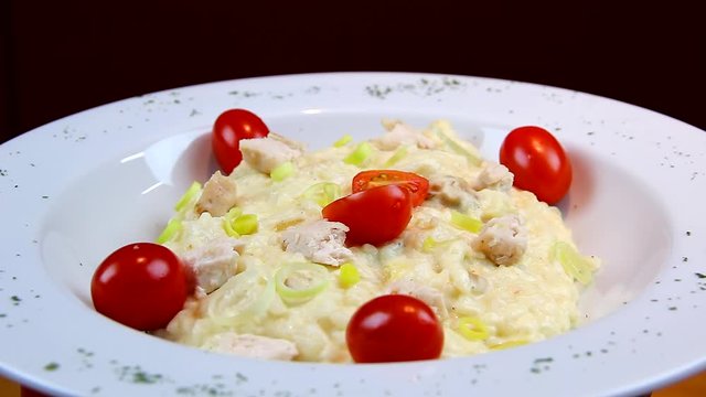 Risoto de alho por&oacute; e tomate cereja