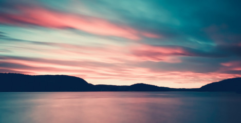 Różowo czerwony zachód słońca nad Drøbak w Norwegii  - obrazy, fototapety, plakaty