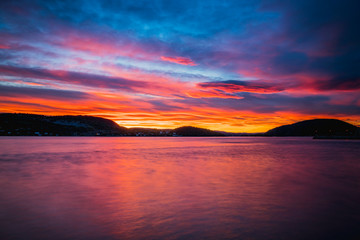 Różowo czerwony zachód słońca nad Drøbak w Norwegii 