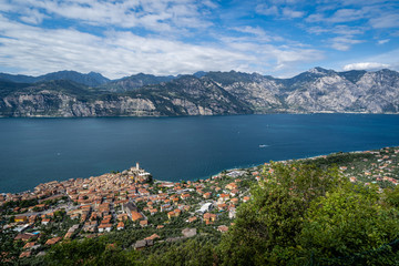 Fototapeta na wymiar Panorama von Malcesine und Gardasee