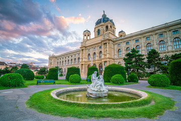 Obraz premium Beautiful view of famous Naturhistorisches Museum (Natural History Museum) at sunset in Vienna