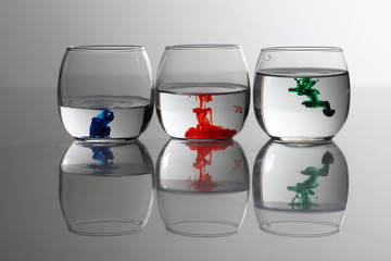 vasos con agua de color