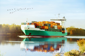 Sonnenaufgang mit Containerschiff im Herbst am Nord-Ostsee-Kanal, Idylle in Schleswig-Holstein