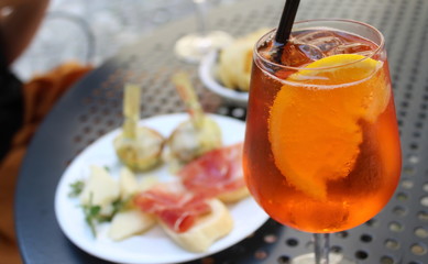 Bere un cocktail al bar
