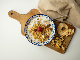 Płatki musli z mlekiem, orzechami, malinami. Widok z góry. © PhotoHunter