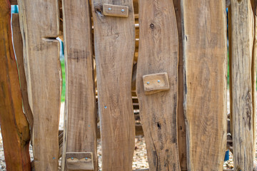 Bretterwand mit naturbelassenem Holz