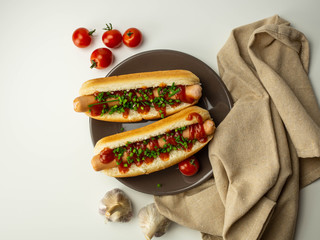 Hot dog przygotowany w domu, parówka, szczypiorek, bułka, pomidor. Widok z góry. - obrazy, fototapety, plakaty