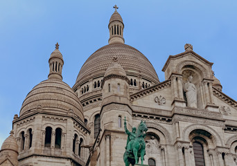 Fototapeta na wymiar Punto de vista en contra picado de la cúpula de la iglesia de Montmartre en Paris, Francia. 