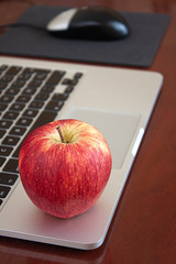 WORK TABLE WITH APPLE ON COMPUTER. LUNCH TIME