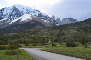 Fototapeta na wymiar Caminos a Torres del Paine