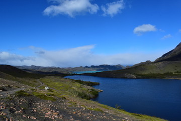 Fototapeta premium Dos lagos al borde del sendero