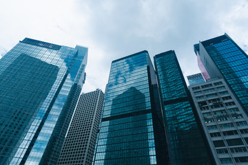 Obraz premium wieżowiec w Hong Kongu, widok na miasto w niebieskim filtrze