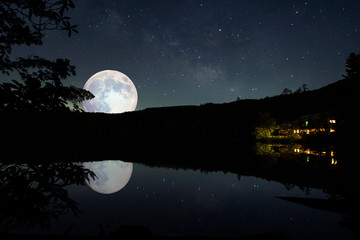 満月が天上の池に姿を現す