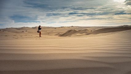 Fototapeta na wymiar Mujer en el desierto en día soleado