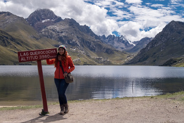 Fototapeta na wymiar Mujer junto al lago Querococha Perú