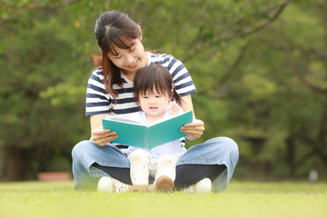 Fototapeta premium 本を読む親子