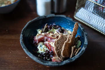 Salad with wine pear, crackers and blue cheese