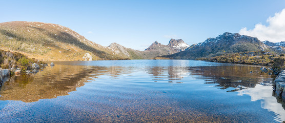 Panoramisch uitzicht op Cradle Mountain, een van de Wilderness World Heritage Area in de Australische staat Tasmanië, kijk door Dove Lake.