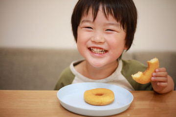 ドーナツを食べる男の子
