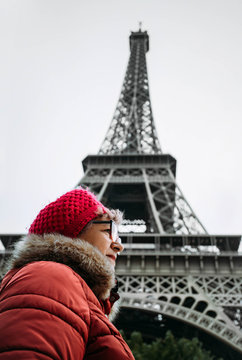 Woman visiting Tour Eiffel in Paris, France
