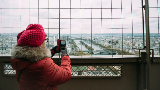 Woman visiting Tour Eiffel in Paris, France