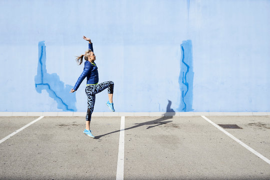 Senior fitness woman warm up.