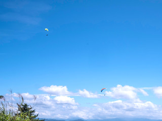 秋空とパラグライダー