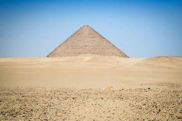Fototapeta na wymiar The red pyramid at Dahshur necrópolis, Cairo, Egypt