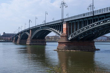 Fototapeta na wymiar Die Theodor-Heuss-Brücke über den Rhein zwischen Wiesbaden und Mainz/Deutschland