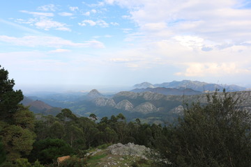 PANORÁMICA DE MONTAÑAS CON LAS NUBES DE FONDO
