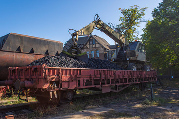 ein Eisenbahnwaggon ist mit Steinkohle beladen