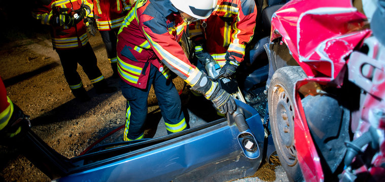 Feuerwehr im &Uuml;bungseinsatz, zerlegen eines Unfallautos mit hydraulischem Rettungsspreizer