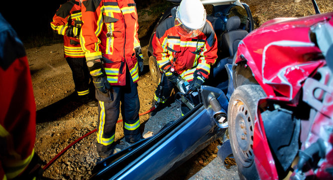 Feuerwehr im &Uuml;bungseinsatz, zerlegen eines Unfallautos mit hydraulischem Rettungsspreizer