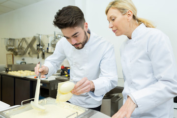 Obraz premium male chef preparing decorations for the desserts