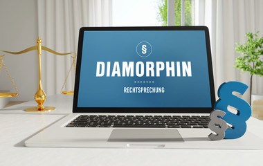 Diamorphin – Recht, Gesetz, Internet. Laptop im Büro mit Begriff auf dem Monitor. Paragraf und Waage. .