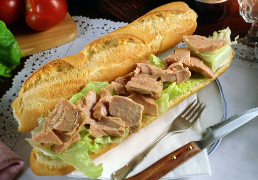 Bocadillo con una bagette, atun y lechuga