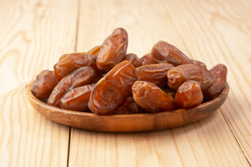 Obraz premium Close up of cluster dates plam. Fresh dates plam on wooden table.
