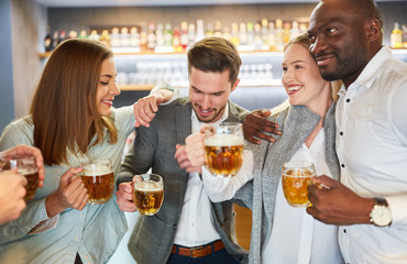 Freunde trinken Bier in Bar oder Pub