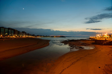 Desembocadura del rio en la playa de San Lorenzo, Gijon