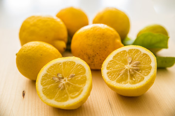 Fototapeta na wymiar limoni maturi su un tagliere