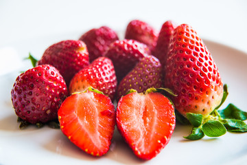 fragole su un piatto bianco e sfondo bianco