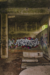 Verlassene Fabrikhalle mit Graffiti