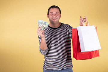 Hombre haciendo compras fondo amarillo 