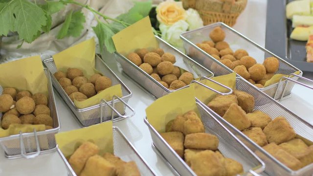 Crocchette fritte di tutti i tipi ripiene di mozzarella