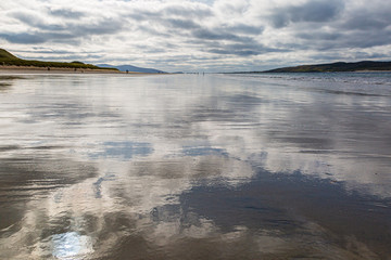 Obraz premium Clouds reflections in the wet sand, at Luskentyre Beach of the Isle of Harris