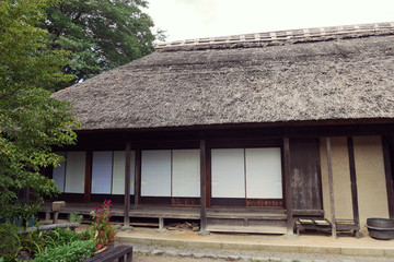 日本の古い家屋。藁葺き屋根