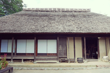 日本の古い家屋。藁葺き屋根 © YY apartment