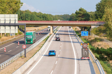 Spurverengung im Vorfeld einer Baustelle auf einer deutschen Autobahn