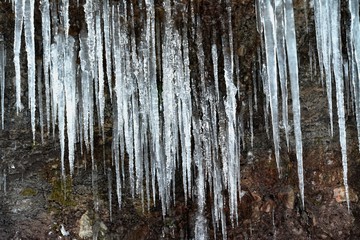 Fototapeta na wymiar icicles off a cliff